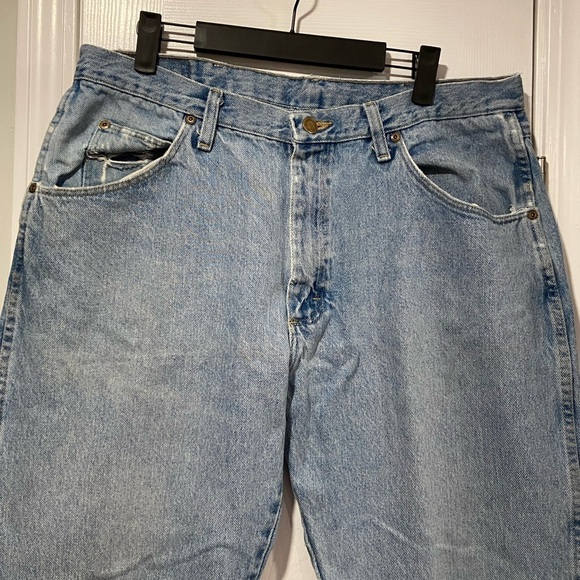 Wrangler Men’s Light Wash Distressed Cotton Denim Jeans Size 36x30 - Picture 9 of 12